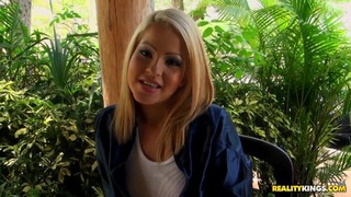 Một cô gái trẻ đầy đặn và xinh đẹp sống một mình, tắm rửa, dọn dẹp nhà cửa, nằm trên giường, thủ dâm và quyến rũ một người bạn sói