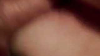 Cô gái trẻ trong sáng giá trị cao mới đến và bạn trai của cô ấy quan hệ tình dục, trang phục gợi cảm, cảnh quay cận cảnh và tư thế chó, âm hộ không lông, hậu môn gợi cảm