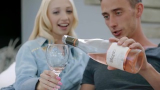 Chuyến công tác phải ở chung với với nữ trưởng phòng xinh đẹp và cô đơn