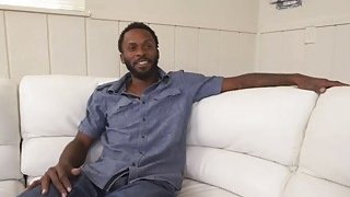 Chịch em thư ký khi chẳng có chuyện gì xảy ra, đầy quyến rũ và gợi cảm, thủ dâm với đạo cụ trên ghế, ngậm sâu con cặc to, ngồi lên trên mà không dùng bao cao su...