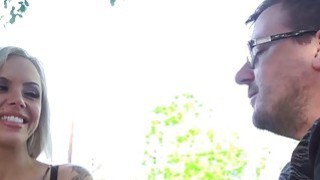 Em nhân viên văn phòng tốt bụng bị cấp trên lợi dụng để dí… ở kho