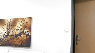 Cô gái xinh đẹp cởi đồ và chờ bạn chăm sóc cô ấy