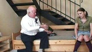 Thức dậy sau bữa tiệc rượu công ty, tôi đang ở nhà cô đồng nghiệp