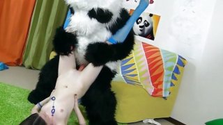 Anh trai phạt đứa em kế vì hứa làm gia sư nhưng không làm