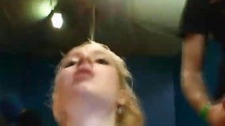 Sau giờ học, người đẹp thường chơi với "cô bé" của mình ở nhà. Thật là khiêu gợi.