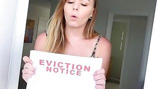 Anh chàng 91π đã cặp kè với một cô gái năm hai vừa mới đi làm ở khách sạn. Cô ấy vẫn còn hơi nhút nhát. Cái âm hộ hồng của cô ấy quá mềm mại. Cô ấy đã bị quan hệ hai lần và khuôn mặt của cô ấy bị phơi bày hoàn toàn...