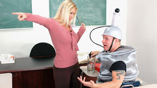 Vợ để bố dượng phá trinh con gái