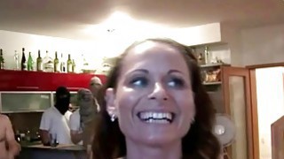 Ông bố của năm tranh thủ bú lồn con gái