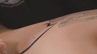 [91 Ông Thẩm] Cận cảnh cái lồn nhỏ của Loli, bị trói và tiến vào từ phía sau, giơ chân lên và đào sâu vào cái lồn một cách thô bạo...