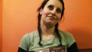 Cô vợ trẻ trong cộng đồng liếm lồn mềm mại của mình và bị địt một cách ngại ngùng