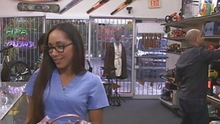 Gạ địt em bồi bàn xinh đẹp đi làm xa chồng