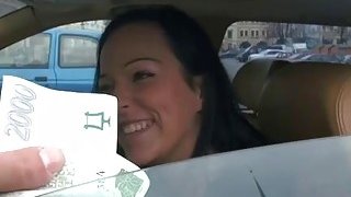 Cửa hàng quần áo luôn đông khách bởi vì cô chủ shop giỏi gạ phang khách nam