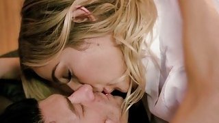 Đang ôn thi đại học mà nhìn chị nứng quá