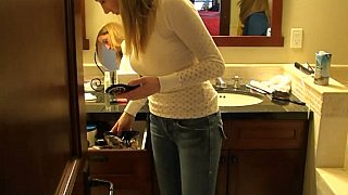 Vì để thế chấp tiền cho chồng yêu, người vợ đi làm nô lệ cho chủ nợ