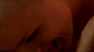 Con điếm đó vừa tắm vừa dùng tay sờ vào âm hộ của mình để anh trai cô ta nhìn thấy. Nhìn cái mông đó kìa, nó thực sự cần được địt đấy