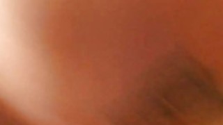 Cô gái trẻ không thích con gà trống vì nó quá hôi và không thể nuốt được