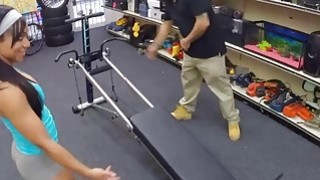 Con trai vừa qua đời thì bố đã tranh thủ đớp luôn bạn gái của con trai xinh đẹp