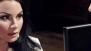 Đụ bím nữ sếp xinh đẹp trong bộ đồ hầu gái