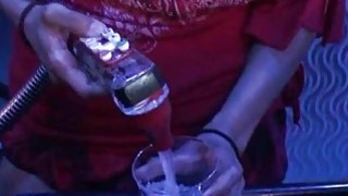 Người đàn ông mạnh mẽ làm cho người phụ nữ trẻ cảm thấy thoải mái