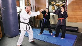 Chị gái Shen Nana xoa bóp cu cho thằng em