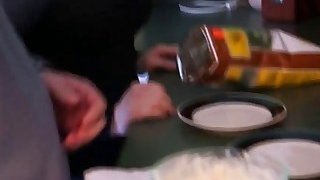 5 ngày sống chung với cô bạn thân khi bố má đi du lịch