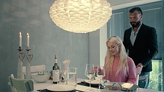 Hẹn hò nhưng không yêu cùng 2 em đồng nghiệp