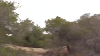 Xoa bóp lỗ thịt của cô gái trẻ hồng hào