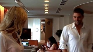 Nữ thần sắc đẹp hàng đầu XiuRen.com, người mẫu hàng đầu Wang Xinyao đã đeo mặt nạ mắt SM để mô phỏng tình trạng lạm dụng tình dục và đạt cực khoái