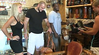 Nữ cosplayer thất nghiệp ở nhà tự sướng thì anh shipper đến giao hàng nhìn thấy