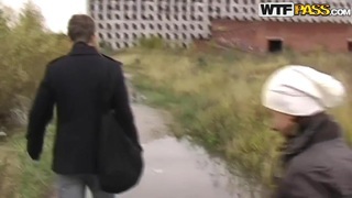 Uống rượu say, cô gái trẻ mới cưới vào nhầm nhà ông hàng xóm