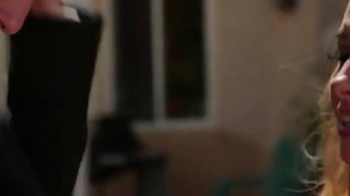 Cậu con trai rủ bạn về nhà học bộ môn giáo dục giới tính với má mình