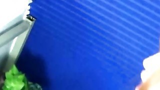 "Mèo của em sướng quá~ Đụ em mạnh hơn đi... Đụ em đến chết đi!" Cô gái loli xinh đẹp trong đôi tất lưới đen bị cậu em trai dùng con cặc to quan hệ không dùng bao cao su, cô ta cứ nói năng dâm đãng, và cậu em trai rút cặc ra rồi bắn...