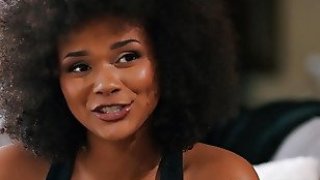 Một cô gái trẻ xinh đẹp đang kiếm sống bằng nghề mại dâm 3P. Cô ấy để hai anh trai thay phiên nhau chơi với mình, xoa bóp ngực và chơi với âm hộ của mình. Cô ấy la hét và rên rỉ vào máy quay, và liếm dương vật của mình sau khi bị quan hệ.