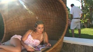 đi làm thêm thanh niên bị cô nhân viên nữ dâm gạ tình mọi lúc