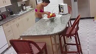 Người yêu của con trai hiếu thảo chăm sóc bố Người chồng già, nhưng ông ấy lúc nào cũng “cương cứng”