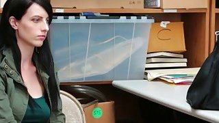 Cháu gái vừa sang chơi đã bị vợ yêu người chồng chú gạ chịch