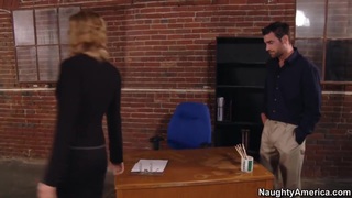 để trả đũa ông chồng địt trộm, người vợ vụng trộm cho bệnh nhân làm tình khi người chồng đang phía sau