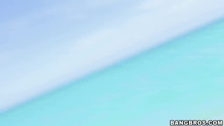 Lút cán cô bạn thân mải xem điện thoại