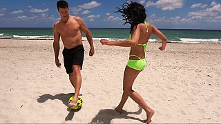 Đầu tư Forex thua lỗ, con dâu "bán thân" cho bố chồng