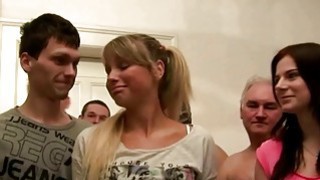 Một cô gái dễ thương mặc đồ hồng với ngoại hình cao đang quan hệ, bộ ngực lớn của cô ấy rung chuyển, cô ấy ngồi lên người tôi và hôn tôi, đứng lên và quan hệ với tôi…