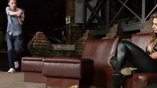 Dâm nữ mặt xinh eva elfie liếm cục thịt người tình