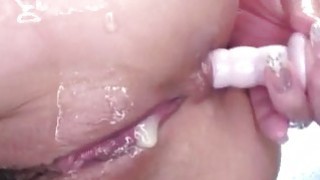 Lén giấu quần áo của em gái, anh trai "nóng" cả người