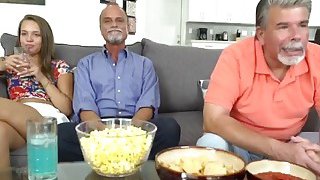 Bị hai sếp nữ "hành" đến sáng trong khách sạn