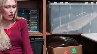 Cô gái 18 tuổi còn trinh này xinh đẹp đến mức còn rất trẻ và béo. Cô ấy vẫn còn trinh tiết. Trong phòng ngủ đơn giản, toàn thân cô mềm mại và ngực vừa mới phát triển.