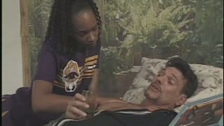 Hai cô gái xinh đẹp đã mời một fan nam đeo kính, người đã tặng rất nhiều quà trong phòng của anh ta, đến nhà anh ta để quan hệ tay ba...