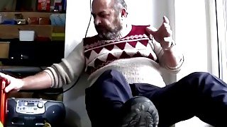 Chơi em nhà đối diện qua lỗ chó