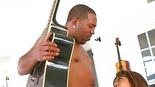 Bé gái nứng lồn gạ địt anh hàng xóm buồi to