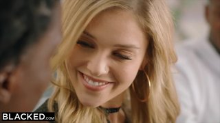 Cô gái duy nhất trong buổi họp lớp bị đám bạn Trả bài sau khi say xỉn