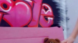 Một cô gái dễ thương với vẻ ngoài và tính tình ngọt ngào đang quan hệ tình dục. Cô ấy có dáng người mảnh khảnh và đi tất đen. Cô ấy đang thổi kèn, ngồi lên và rên rỉ...