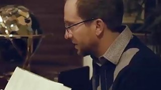 Cô nàng đa cấp bị lừa phải dùng thân để chào hàng